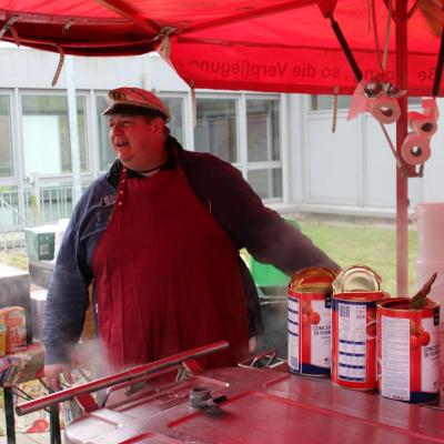 Suppenkoch Herr Arndt beim Aufbau