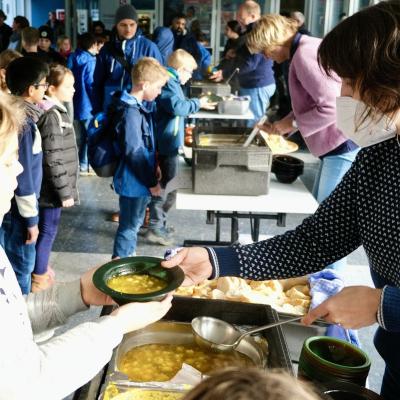 Zur Stärkung nach der Arbeit gab es Suppe vom El Mövenschiss