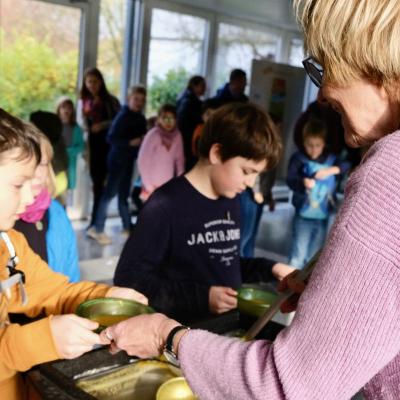 Zur Stärkung nach der Arbeit gab es Suppe vom El Mövenschiss