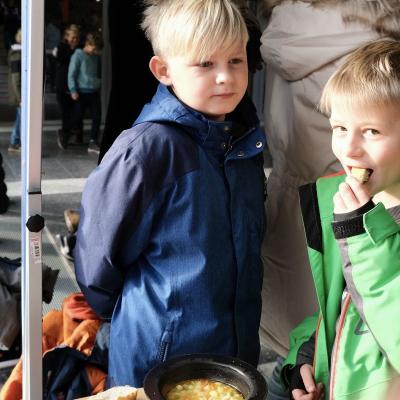 Zur Stärkung nach der Arbeit gab es Suppe vom El Mövenschiss