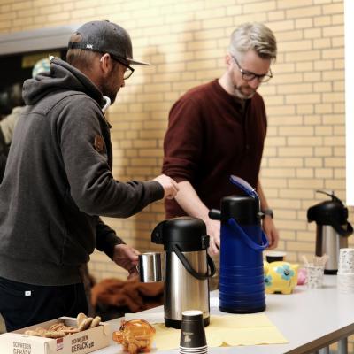 Kaffee und Kekse für die Eltern