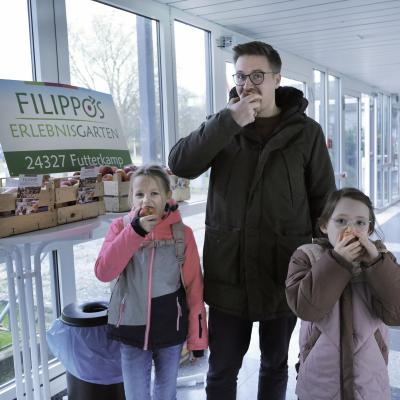 Bild 9: Die ersten Olympioniken treffen ein
