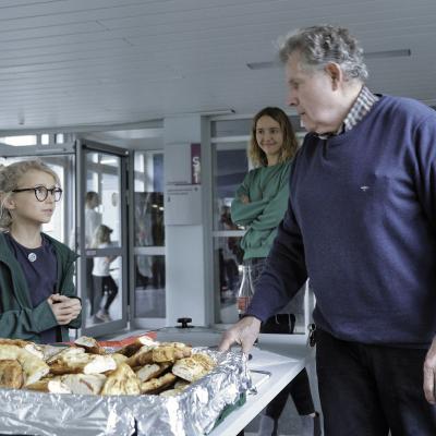 Bild 79: Stärkung mit Gebäck